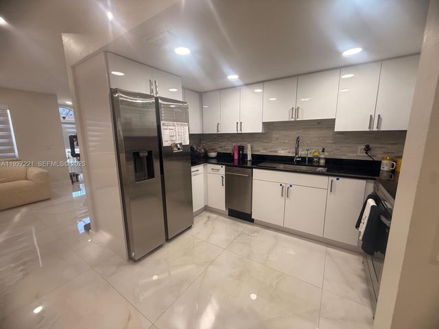 6864 NW 166th Ter 903, Miami Lakes, FL 33014