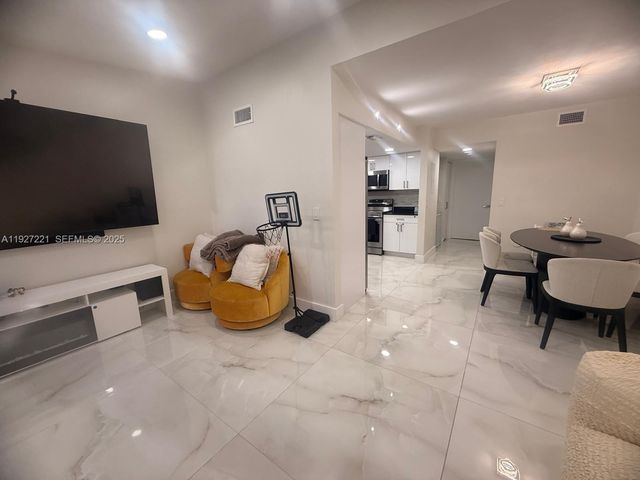 6864 NW 166th Ter 903, Miami Lakes, FL 33014