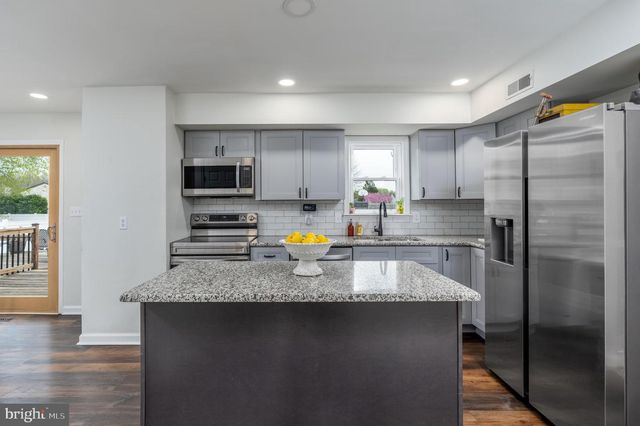 2 ROSSITER CIR, Newark, DE 19702