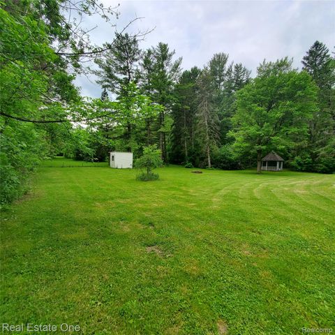 249 W Buell Road E, Oakland Charter Township, MI 48363
