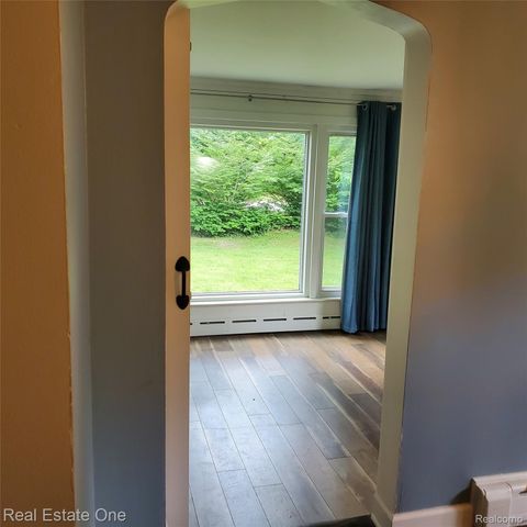 249 W Buell Road E, Oakland Charter Township, MI 48363