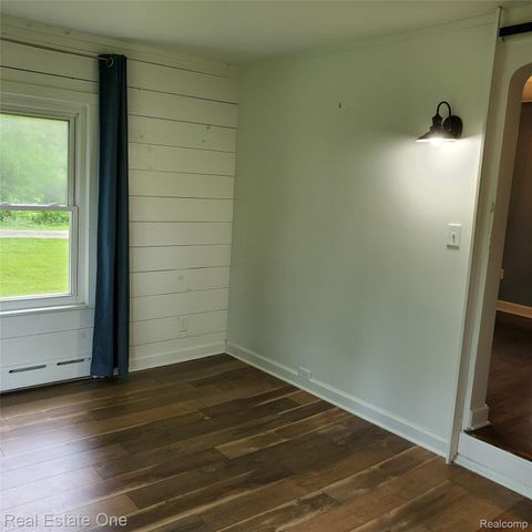 249 W Buell Road E, Oakland Charter Township, MI 48363
