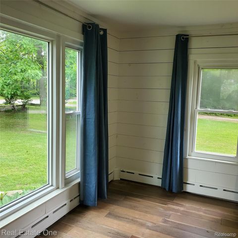 249 W Buell Road E, Oakland Charter Township, MI 48363