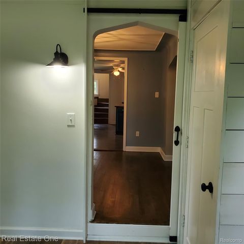 249 W Buell Road E, Oakland Charter Township, MI 48363