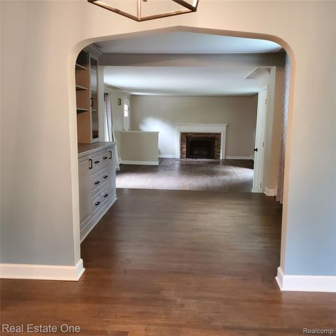 249 W Buell Road E, Oakland Charter Township, MI 48363