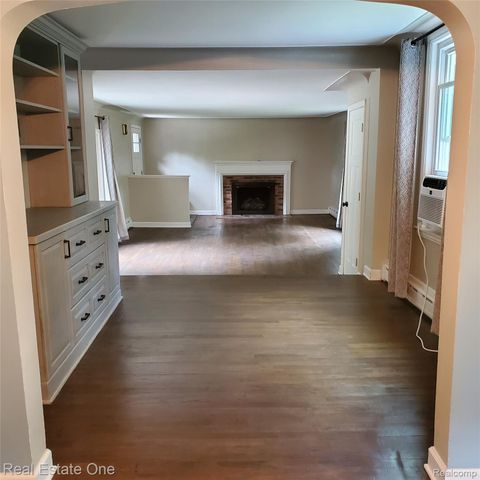 249 W Buell Road E, Oakland Charter Township, MI 48363