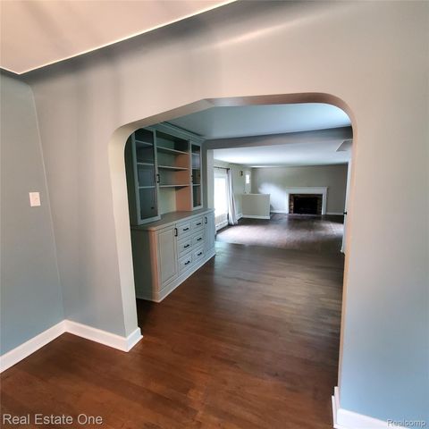 249 W Buell Road E, Oakland Charter Township, MI 48363