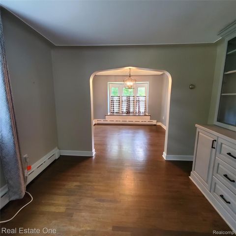 249 W Buell Road E, Oakland Charter Township, MI 48363