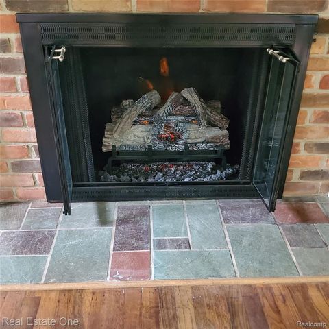 249 W Buell Road E, Oakland Charter Township, MI 48363