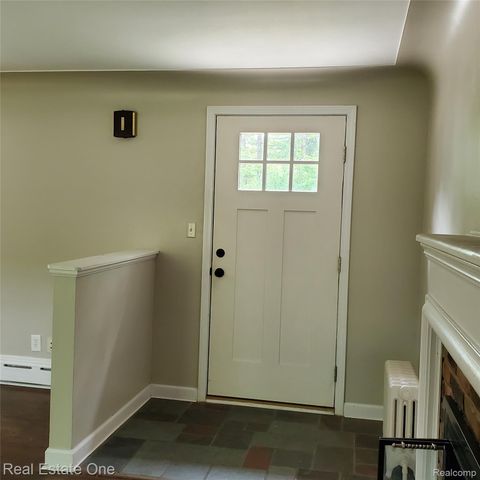 249 W Buell Road E, Oakland Charter Township, MI 48363