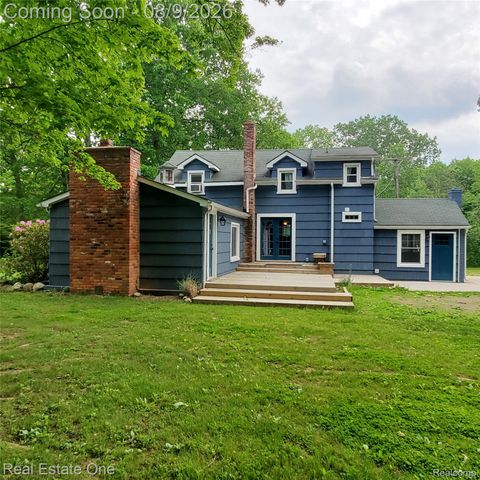 249 W Buell Road E, Oakland Charter Township, MI 48363