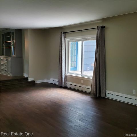 249 W Buell Road E, Oakland Charter Township, MI 48363