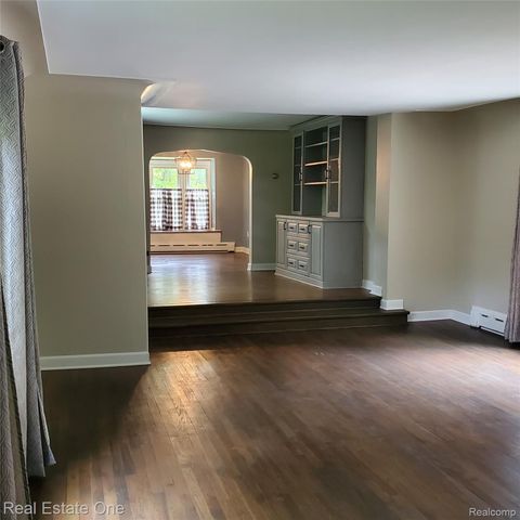 249 W Buell Road E, Oakland Charter Township, MI 48363