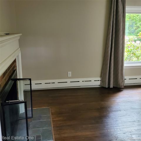 249 W Buell Road E, Oakland Charter Township, MI 48363