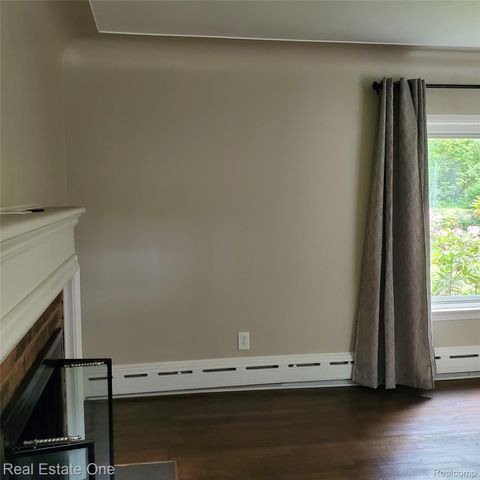 249 W Buell Road E, Oakland Charter Township, MI 48363