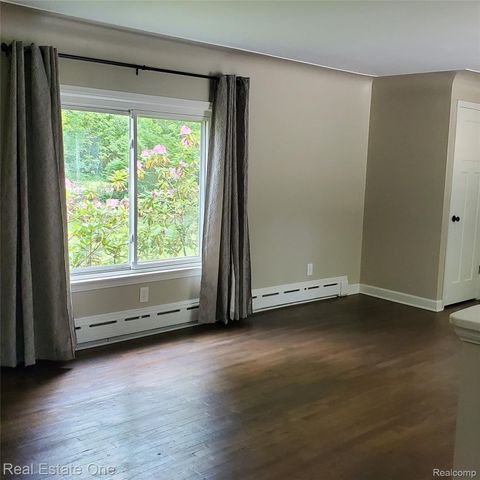 249 W Buell Road E, Oakland Charter Township, MI 48363