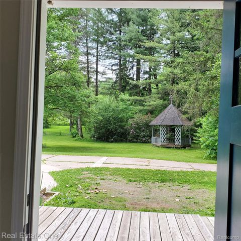 249 W Buell Road E, Oakland Charter Township, MI 48363
