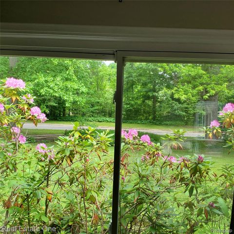 249 W Buell Road E, Oakland Charter Township, MI 48363