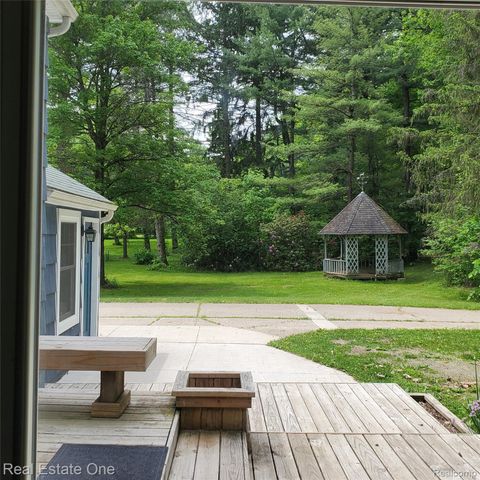 249 W Buell Road E, Oakland Charter Township, MI 48363