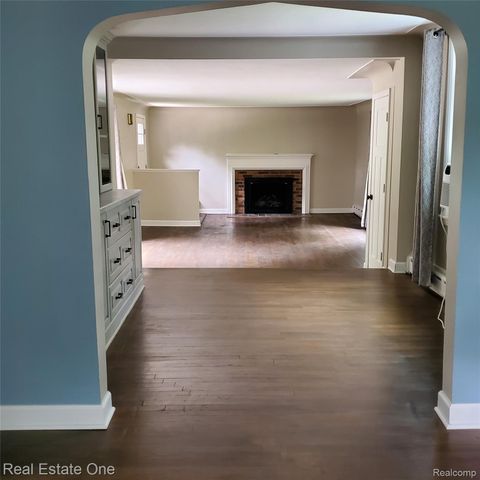 249 W Buell Road E, Oakland Charter Township, MI 48363