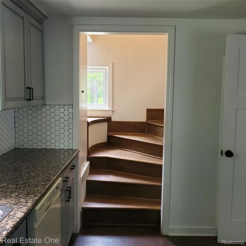 249 W Buell Road E, Oakland Charter Township, MI 48363