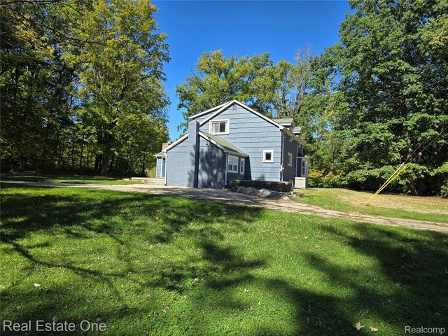 249 W Buell Road E, Oakland Charter Township, MI 48363