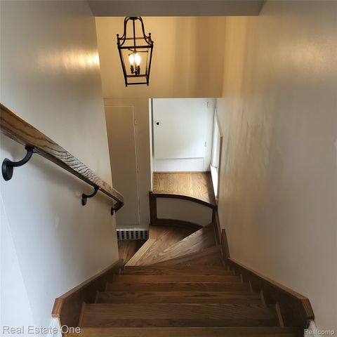 249 W Buell Road E, Oakland Charter Township, MI 48363