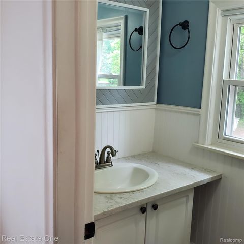 249 W Buell Road E, Oakland Charter Township, MI 48363