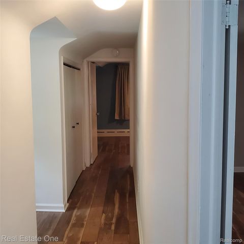 249 W Buell Road E, Oakland Charter Township, MI 48363