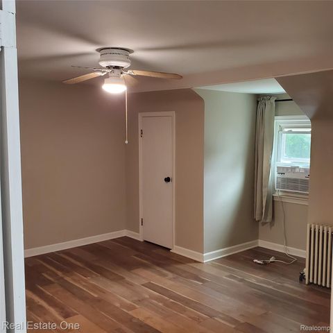 249 W Buell Road E, Oakland Charter Township, MI 48363