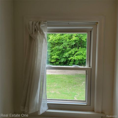 249 W Buell Road E, Oakland Charter Township, MI 48363