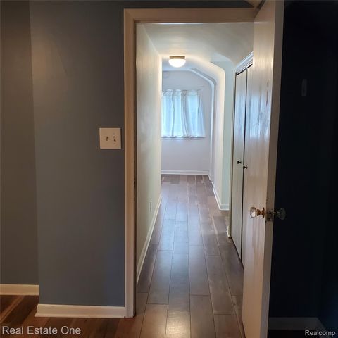 249 W Buell Road E, Oakland Charter Township, MI 48363