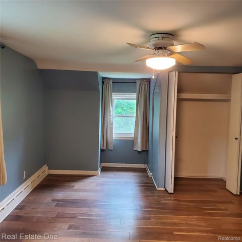 249 W Buell Road E, Oakland Charter Township, MI 48363