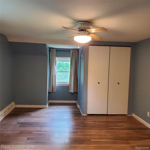 249 W Buell Road E, Oakland Charter Township, MI 48363