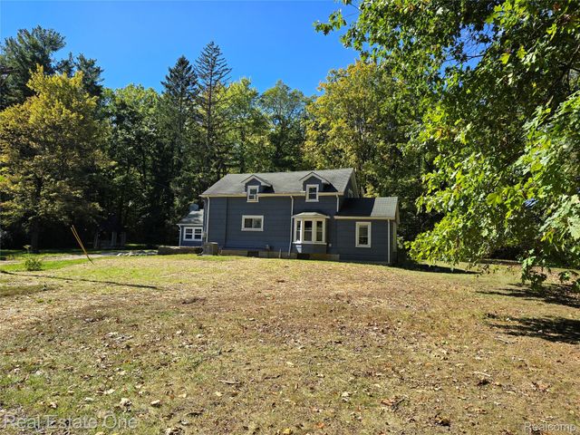 249 W Buell Road E, Oakland Charter Township, MI 48363