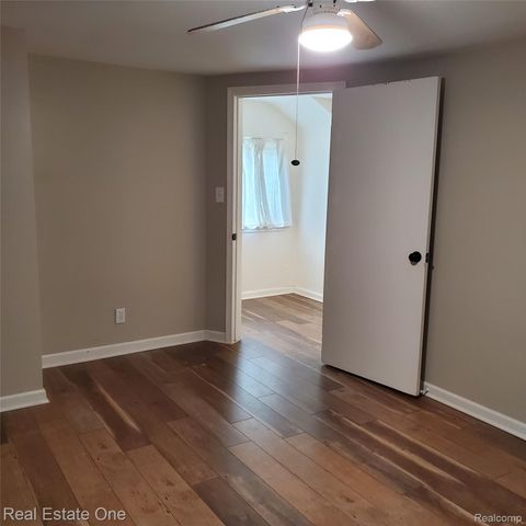 249 W Buell Road E, Oakland Charter Township, MI 48363