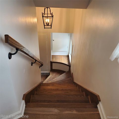 249 W Buell Road E, Oakland Charter Township, MI 48363