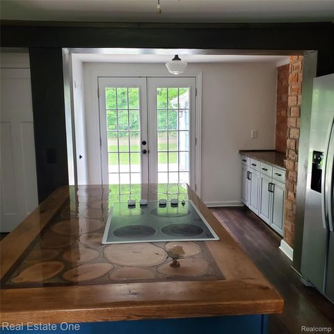 249 W Buell Road E, Oakland Charter Township, MI 48363