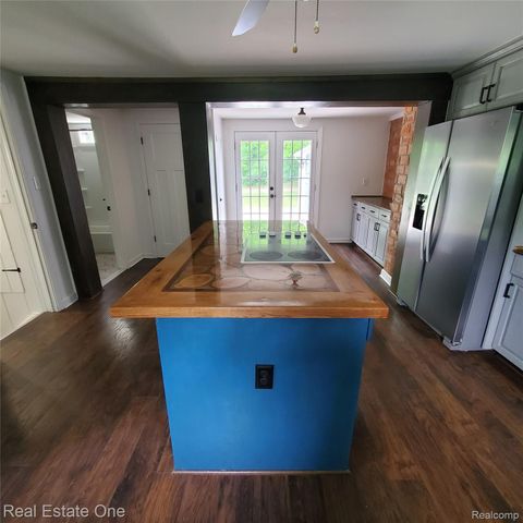 249 W Buell Road E, Oakland Charter Township, MI 48363