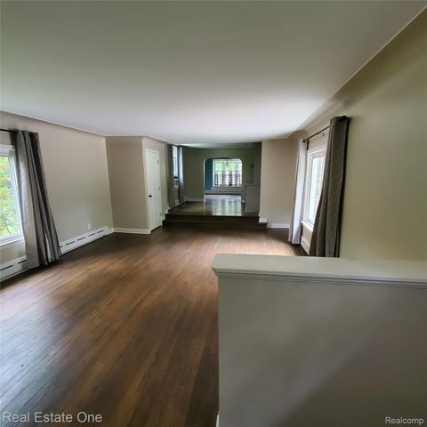 249 W Buell Road E, Oakland Charter Township, MI 48363