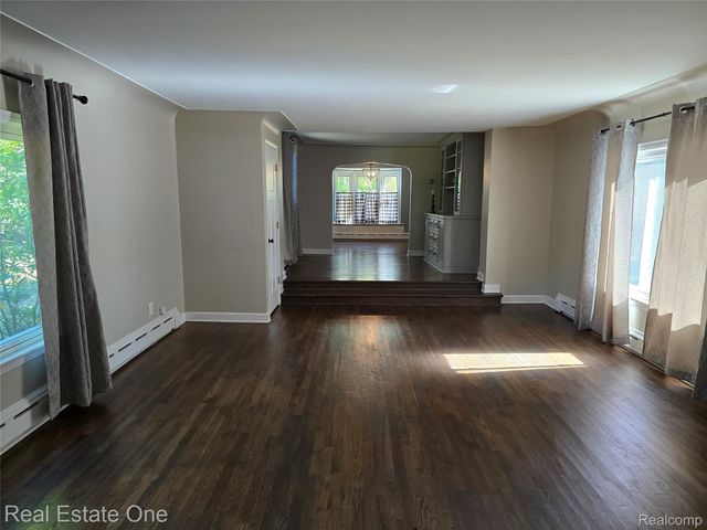 249 W Buell Road E, Oakland Charter Township, MI 48363