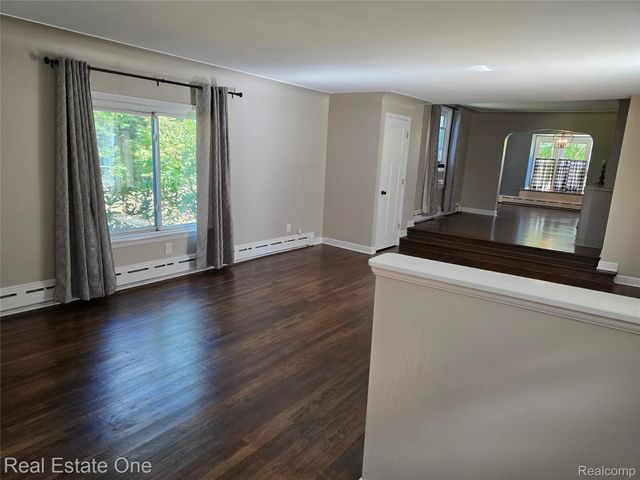 249 W Buell Road E, Oakland Charter Township, MI 48363