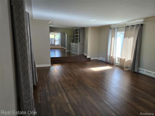249 W Buell Road E, Oakland Charter Township, MI 48363