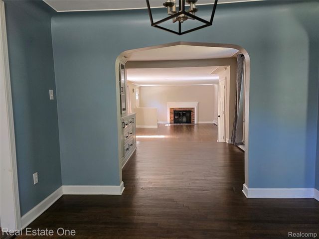 249 W Buell Road E, Oakland Charter Township, MI 48363