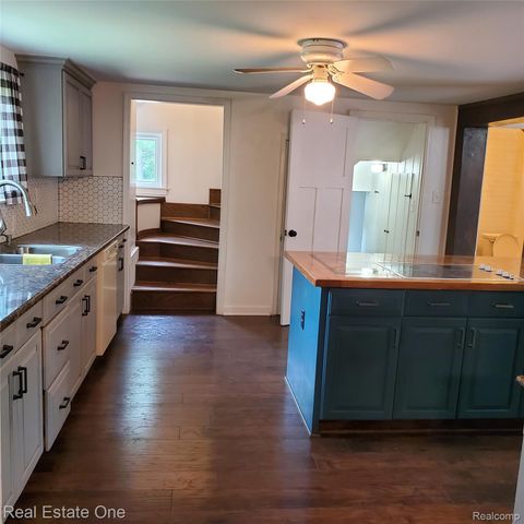 249 W Buell Road E, Oakland Charter Township, MI 48363
