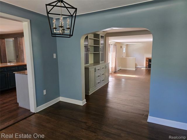 249 W Buell Road E, Oakland Charter Township, MI 48363