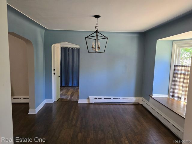 249 W Buell Road E, Oakland Charter Township, MI 48363