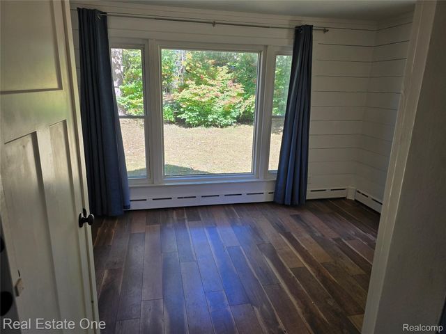 249 W Buell Road E, Oakland Charter Township, MI 48363