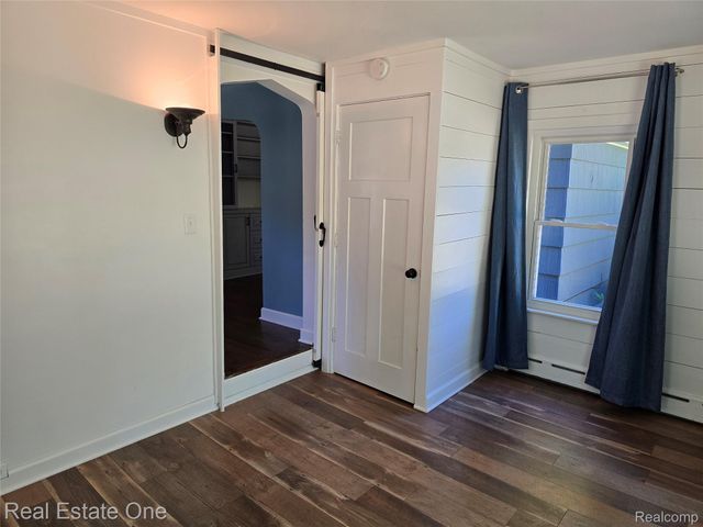 249 W Buell Road E, Oakland Charter Township, MI 48363