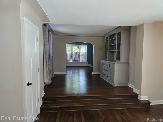 249 W Buell Road E, Oakland Charter Township, MI 48363